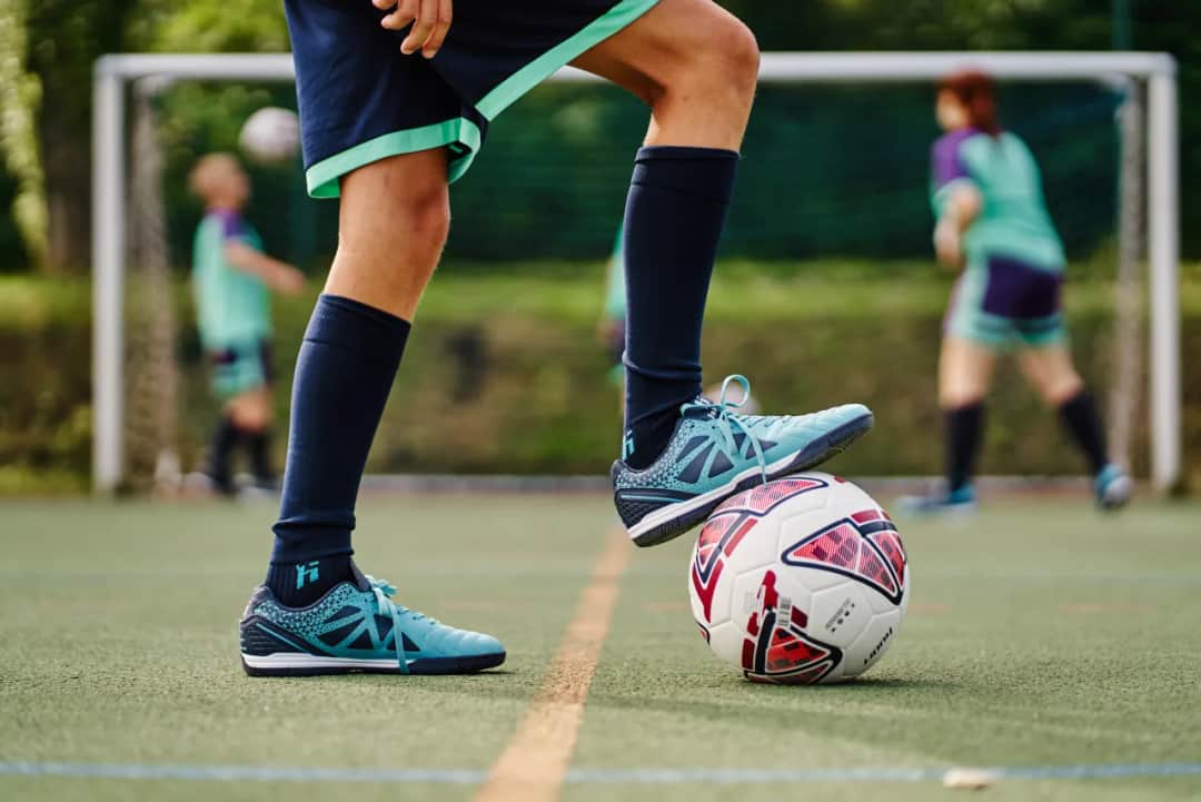 Piłka na Orlik: Guma czy kompozyt? Wybierz idealną na tartan!